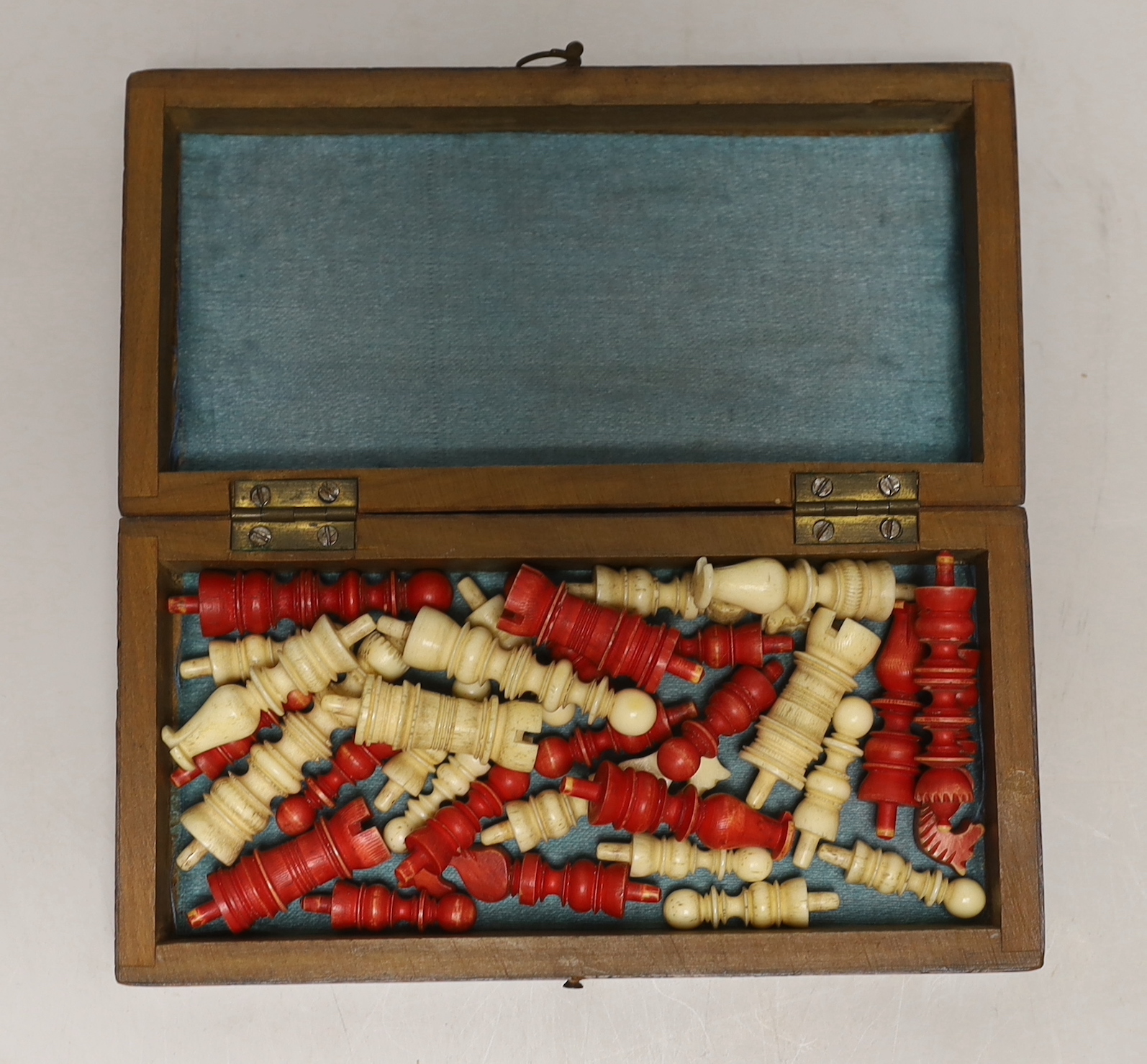 A Continental amboyna and tesserae mosaic banded travelling chess set, containing barleycorn pattern bone chess pieces